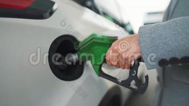 女人在加油站给她的车加满汽油。 慢动作